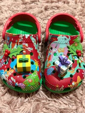Disneyland Kids Holiday Red & Green Clog Shoes with Gift Charms size 7c